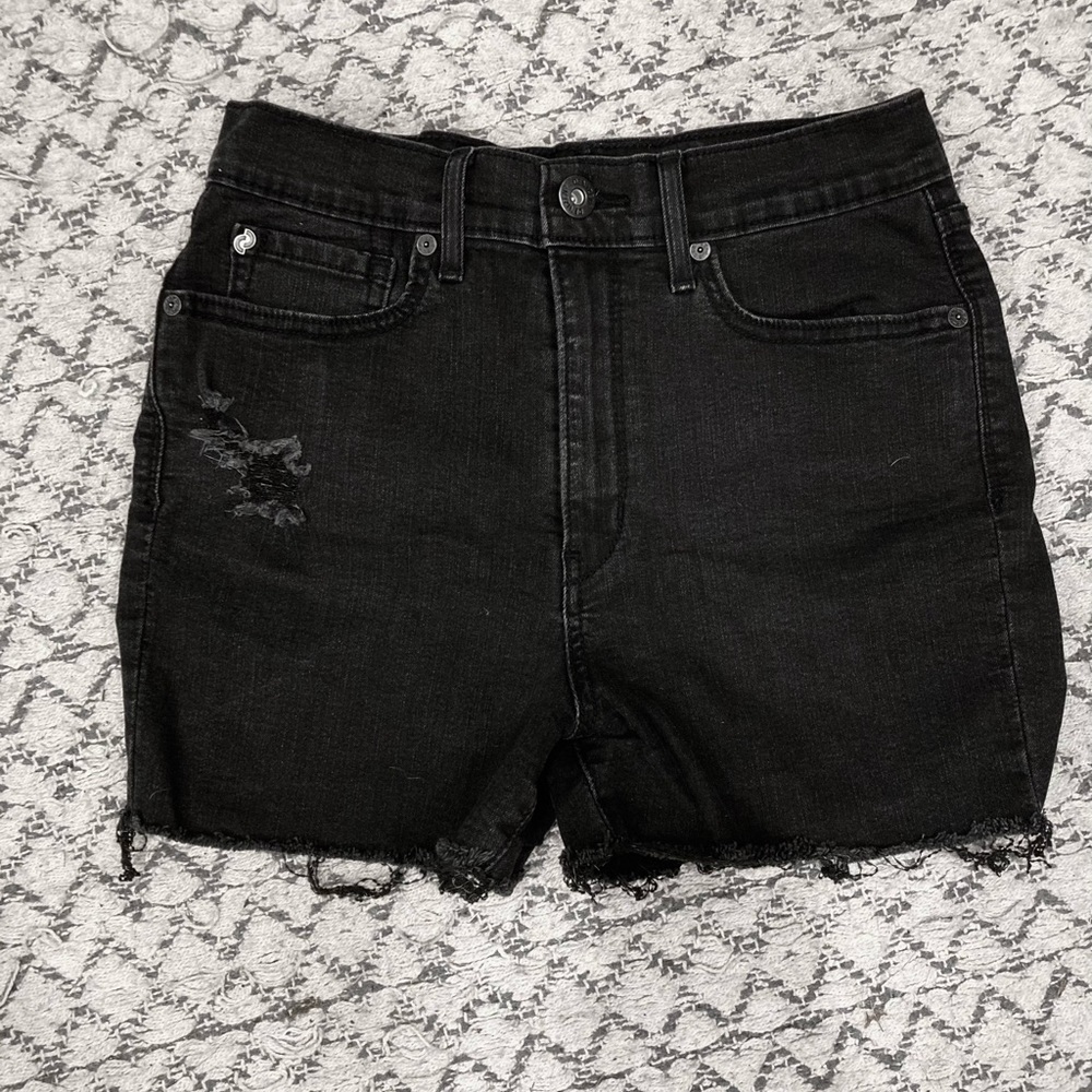Like New | Levi’s high Rise| distressed shorts